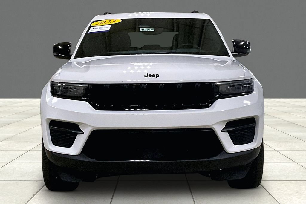Used 2023 Jeep Grand Cherokee Altitude AWD/4WD image 3