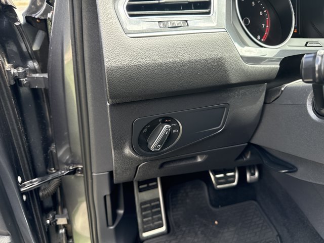 Used 2020 Volkswagen Tiguan SE R-Line AWD/4WD image 18