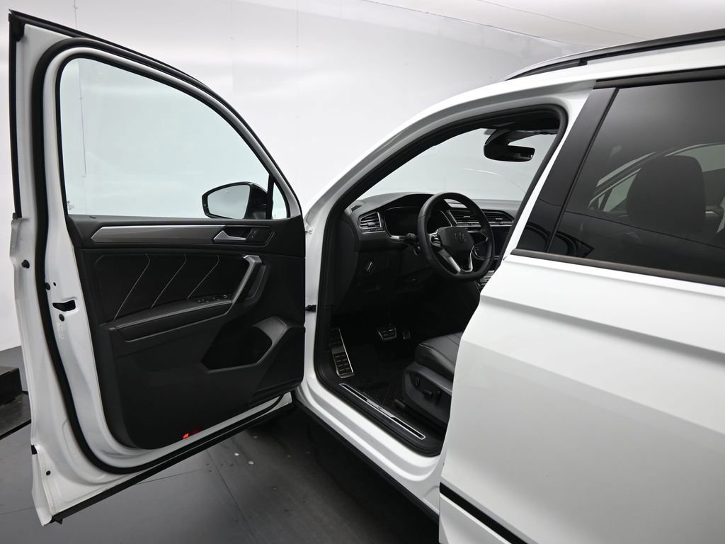 Used 2022 Volkswagen Tiguan SE R-Line image 36