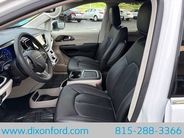 Used 2023 Chrysler Pacifica Touring-L FWD image 10