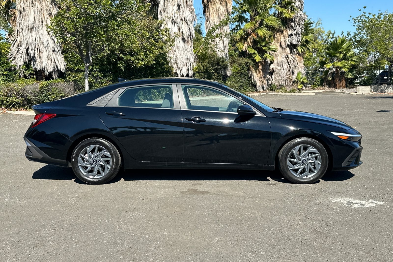 Used 2024 Hyundai Elantra SEL FWD image 2