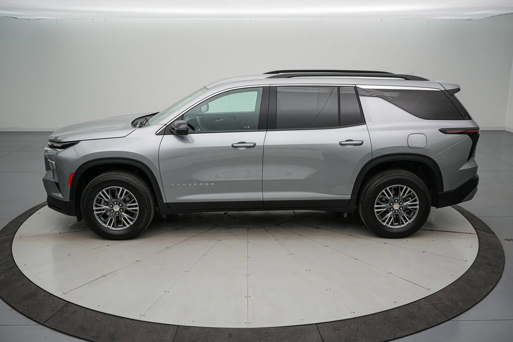 Used 2025 Chevrolet Traverse LT image 2