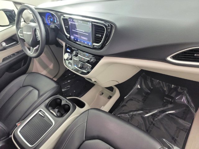 Used 2024 Chrysler Pacifica Touring-L FWD image 19