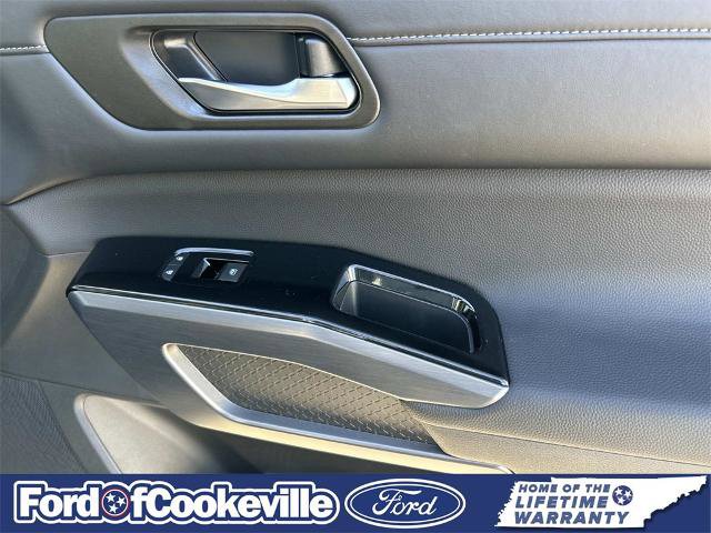 Used 2025 Nissan Pathfinder SL w/ Black Appearance Package image 26