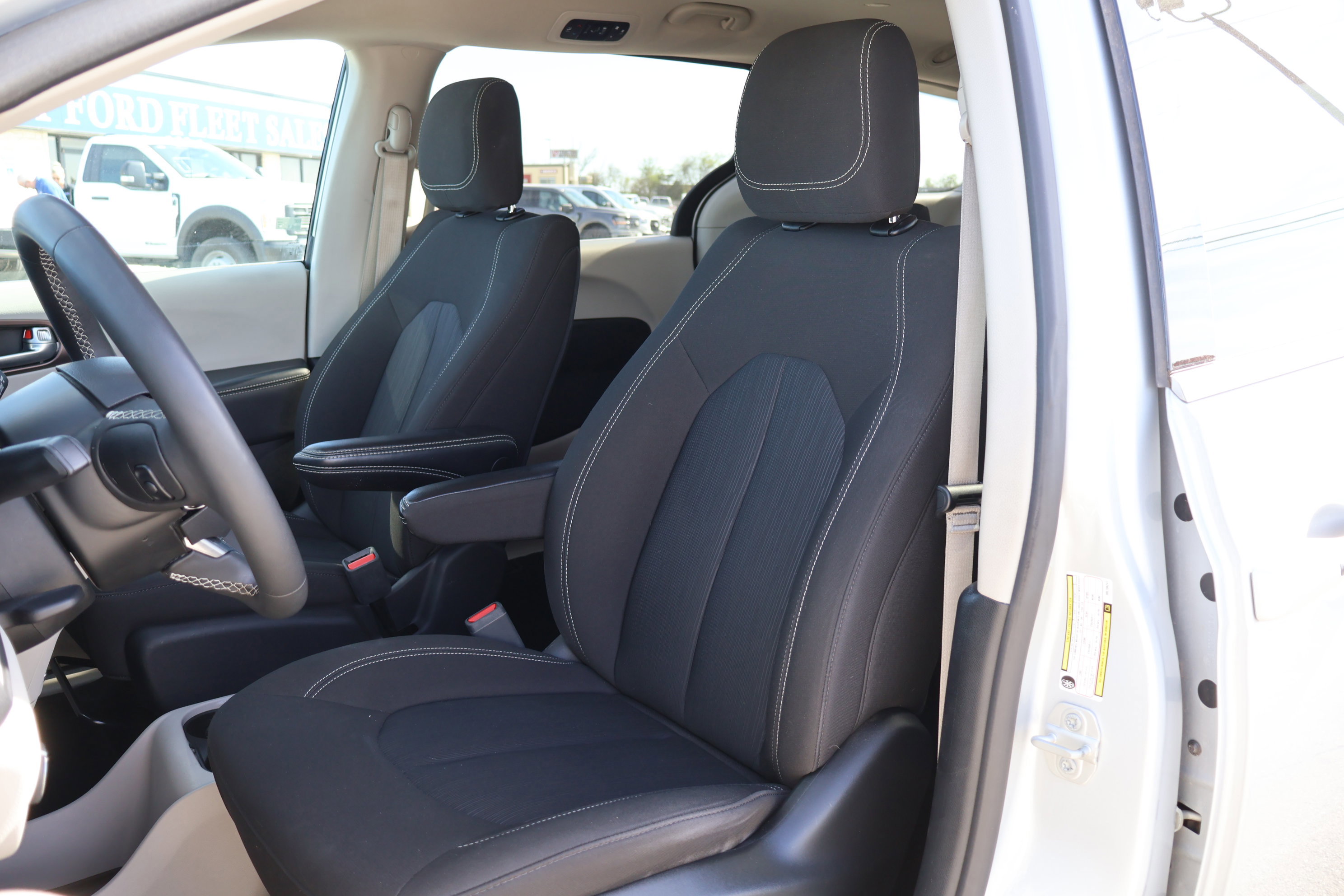 Used 2024 Chrysler Voyager LX image 15