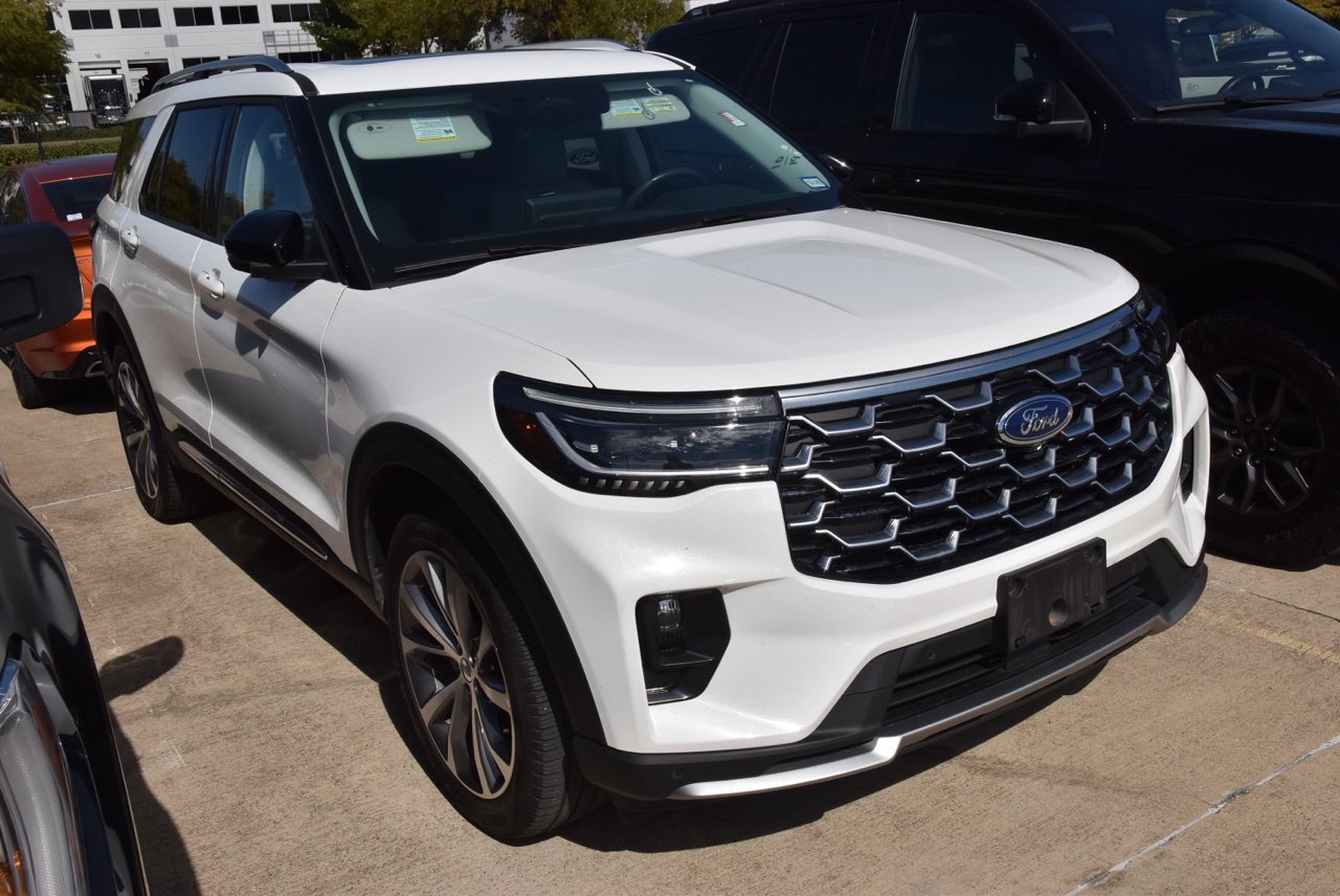 Certified 2025 Ford Explorer Platinum w/ Ultimate Package AWD/4WD image 4