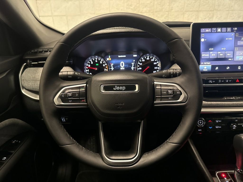 Used 2023 Jeep Compass Latitude image 29