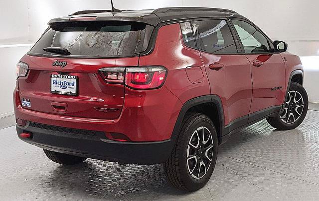 Used 2025 Jeep Compass Trailhawk AWD/4WD image 3