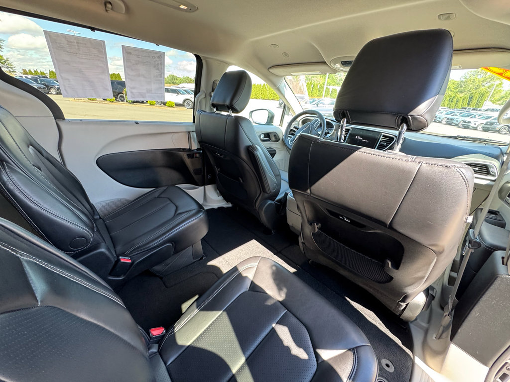 Used 2023 Chrysler Pacifica Touring-L FWD image 15