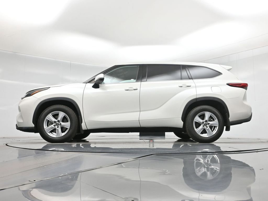 Used 2021 Toyota Highlander LE image 27