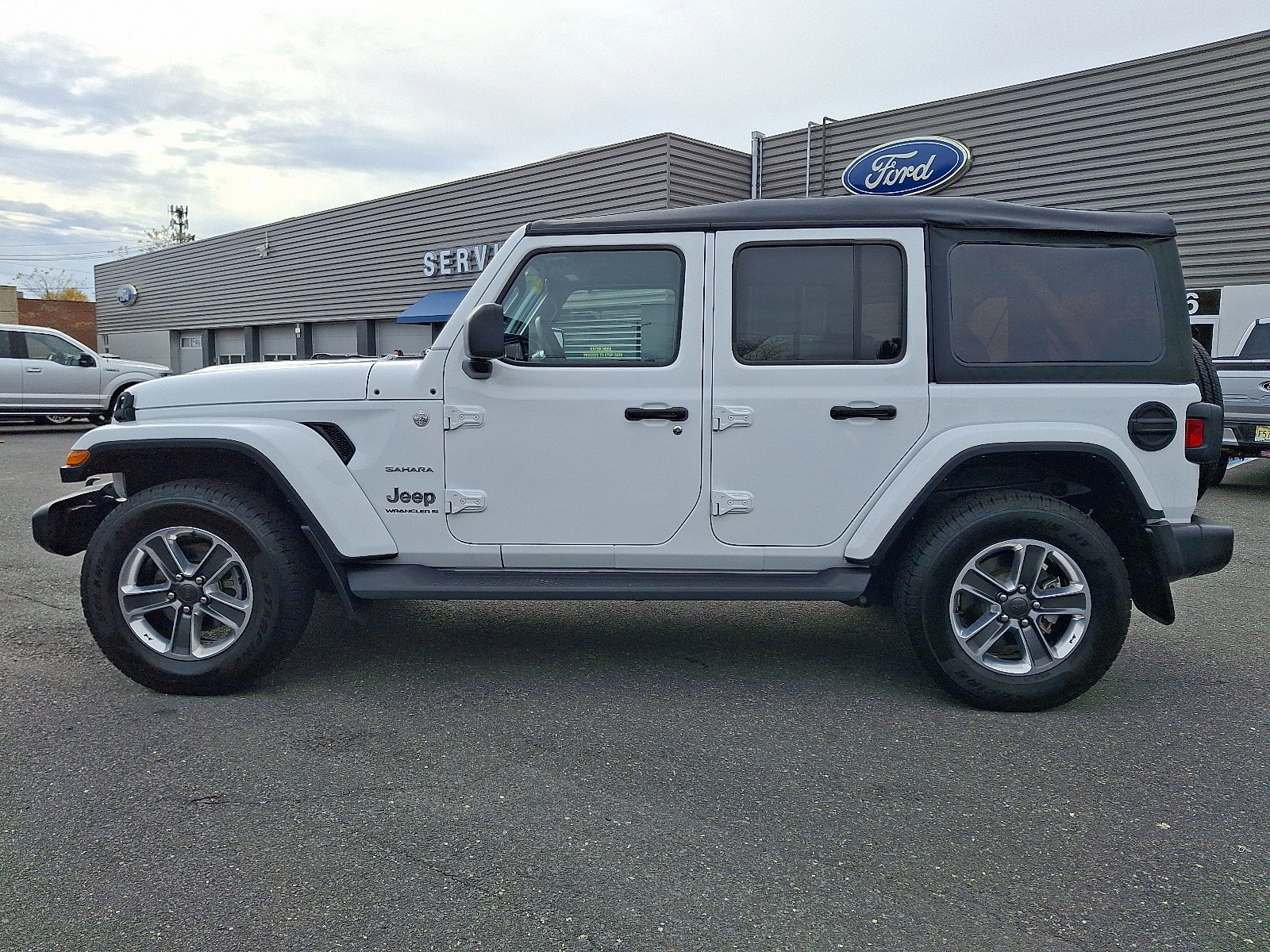 Used 2023 Jeep Wrangler Sahara image 9