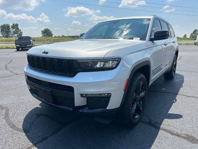 Used 2023 Jeep Grand Cherokee L Limited w/ Black Appearance Package AWD/4WD image 4