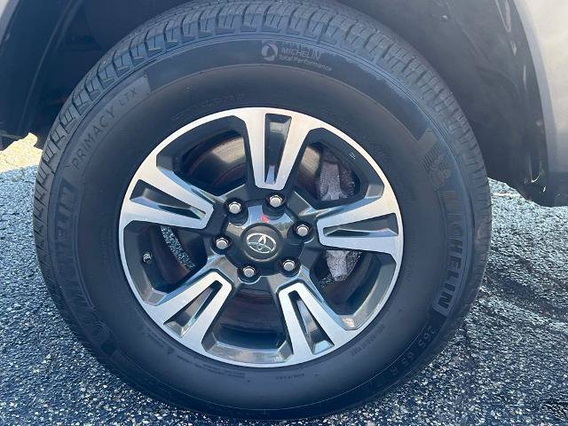 Used 2017 Toyota Tacoma TRD Sport w/ Tow Package (A/T) AWD/4WD image 39