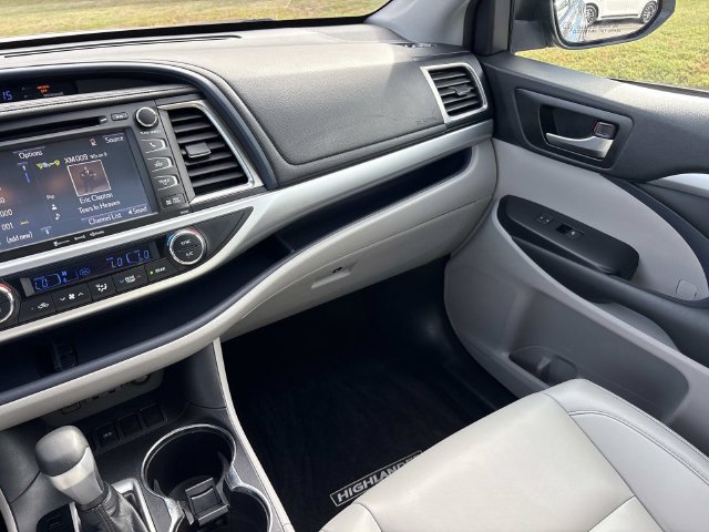 Used 2019 Toyota Highlander XLE FWD image 16