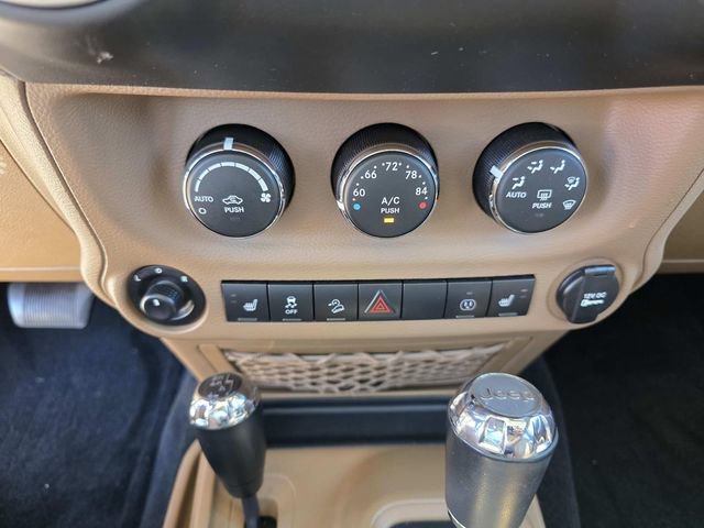 Used 2017 Jeep Wrangler Unlimited Rubicon w/ Connectivity Group AWD/4WD image 15