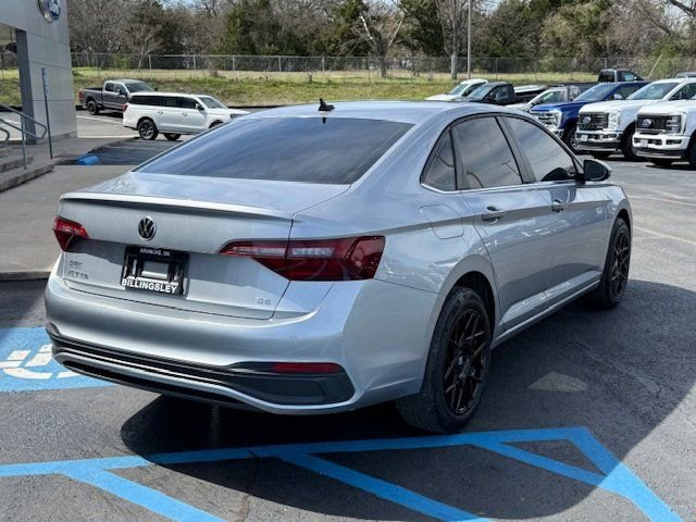 Used 2023 Volkswagen Jetta SE w/ Panoramic Sunroof Package image 2