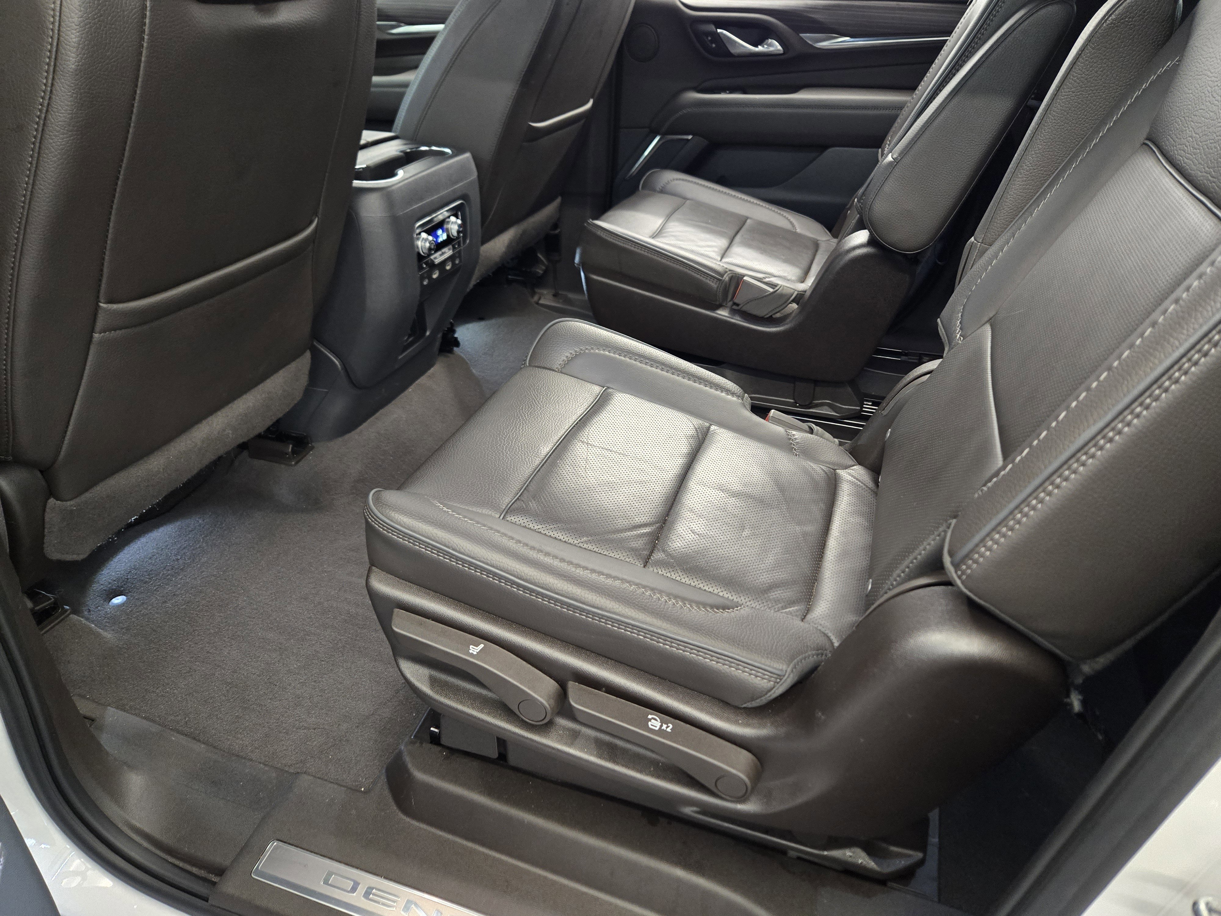 Used 2023 GMC Yukon XL Denali w/ Advanced Technology Package image 28
