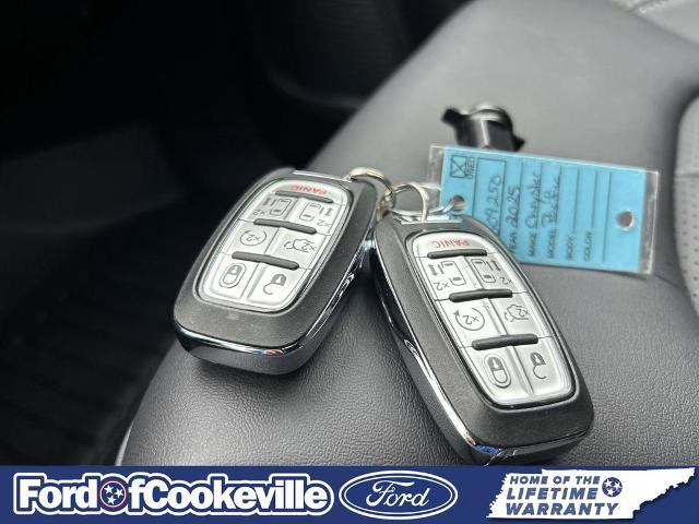 Used 2025 Chrysler Pacifica Select FWD image 35