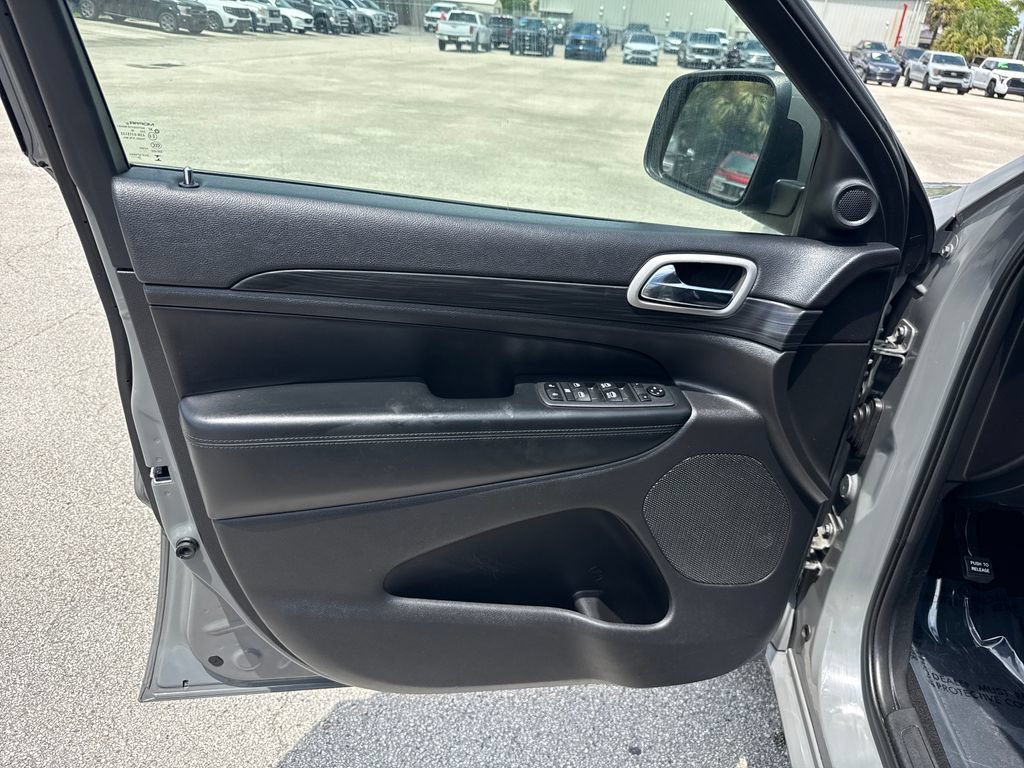 Used 2020 Jeep Grand Cherokee Altitude AWD/4WD image 13