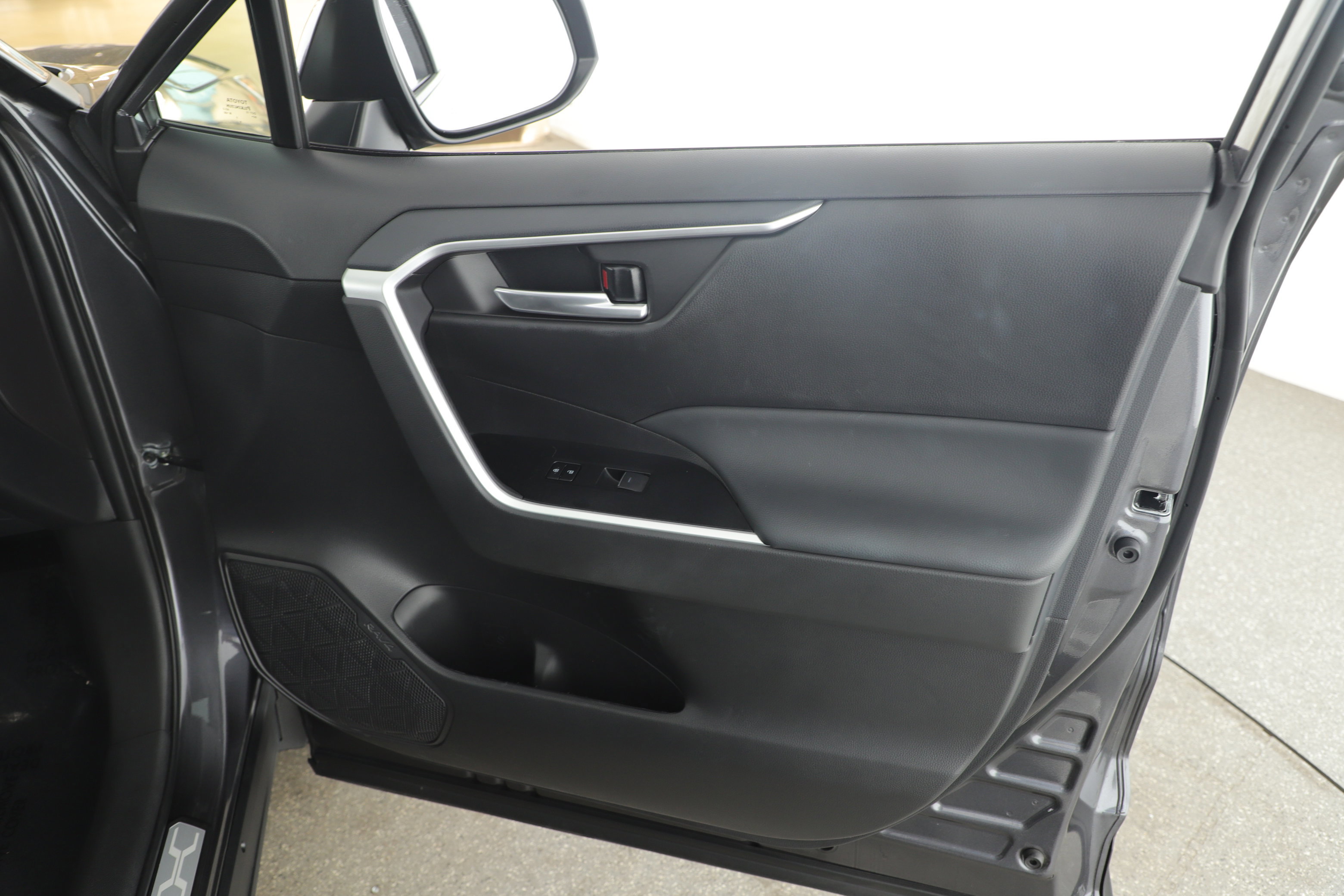 Used 2025 Toyota RAV4 XLE image 14