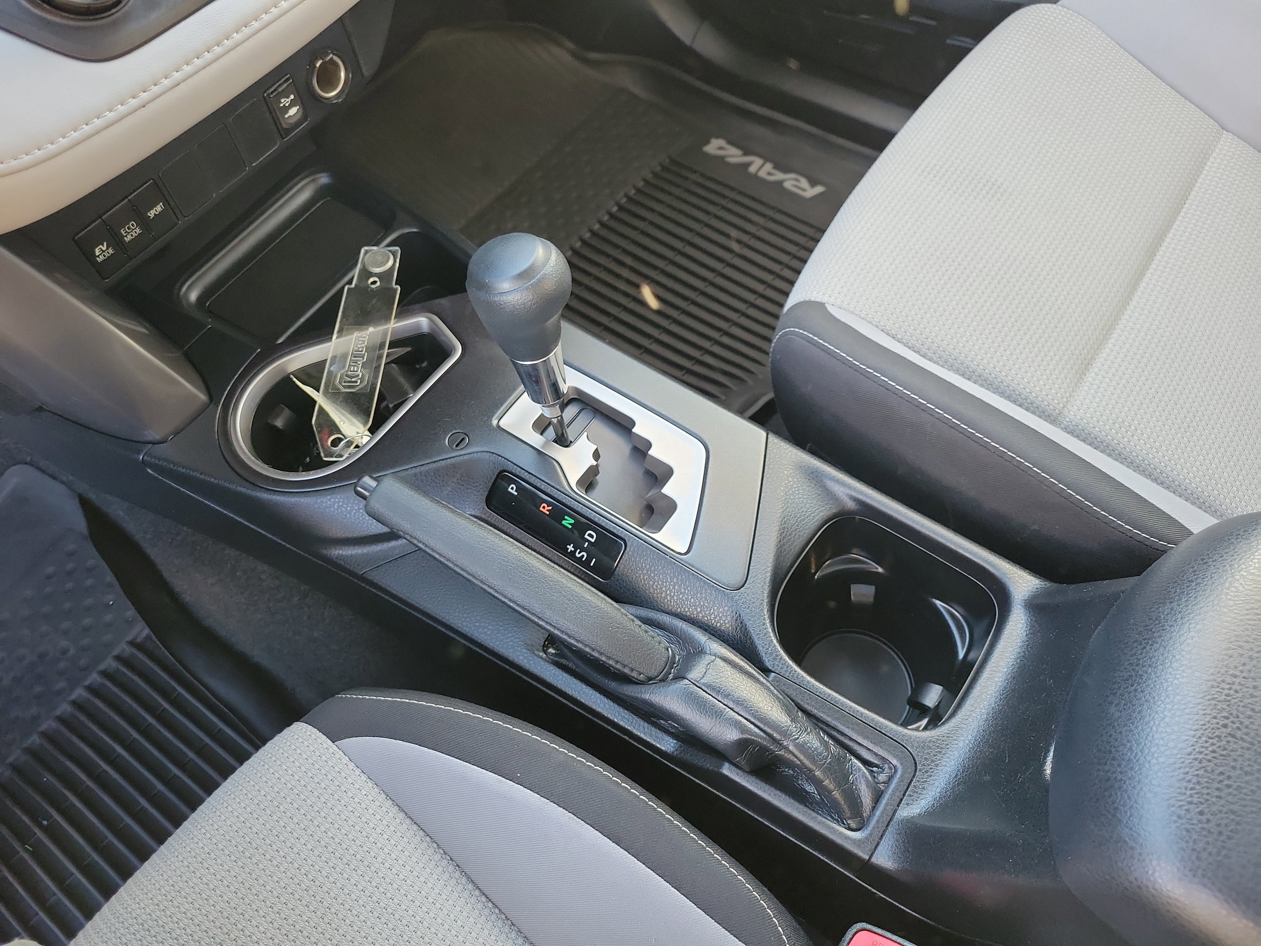 Used 2018 Toyota RAV4 XLE image 9