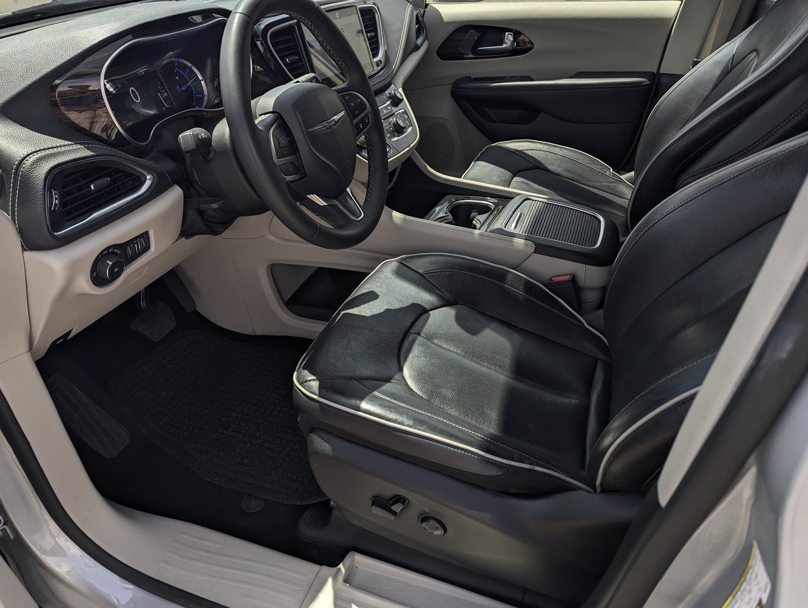 Used 2023 Chrysler Pacifica Limited FWD image 10