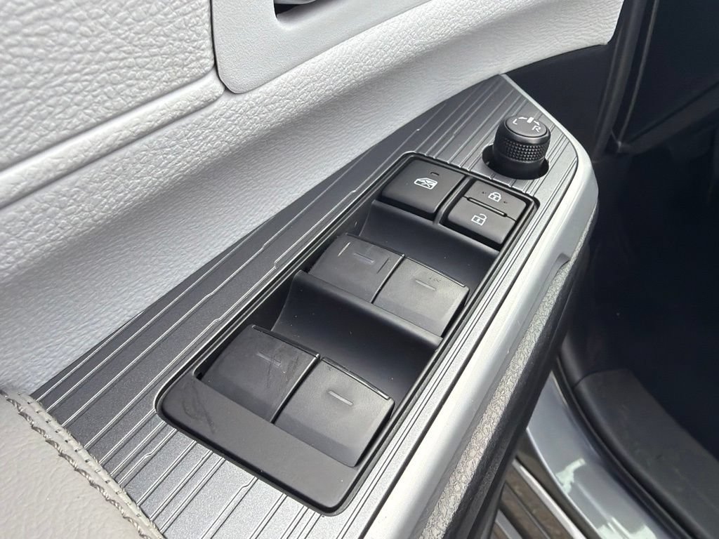 Used 2026 Toyota Sienna XLE FWD image 17