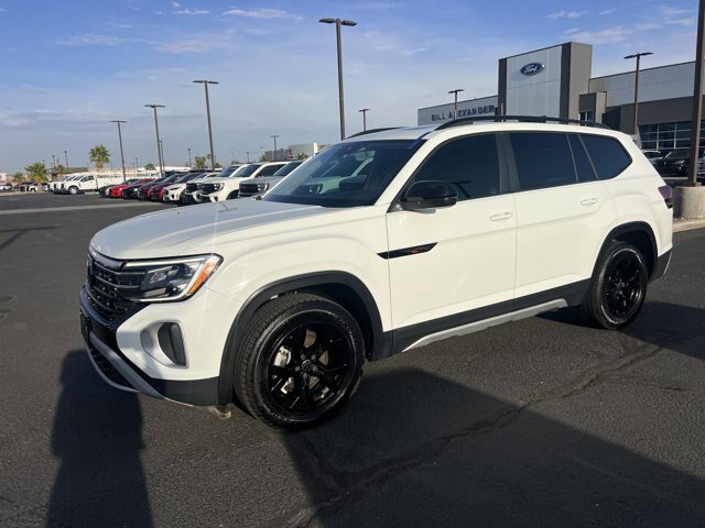 Used 2024 Volkswagen Atlas Peak Edition SE AWD/4WD image 1