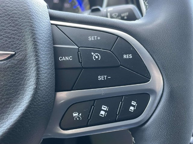 Used 2024 Chrysler Pacifica Touring-L FWD image 16