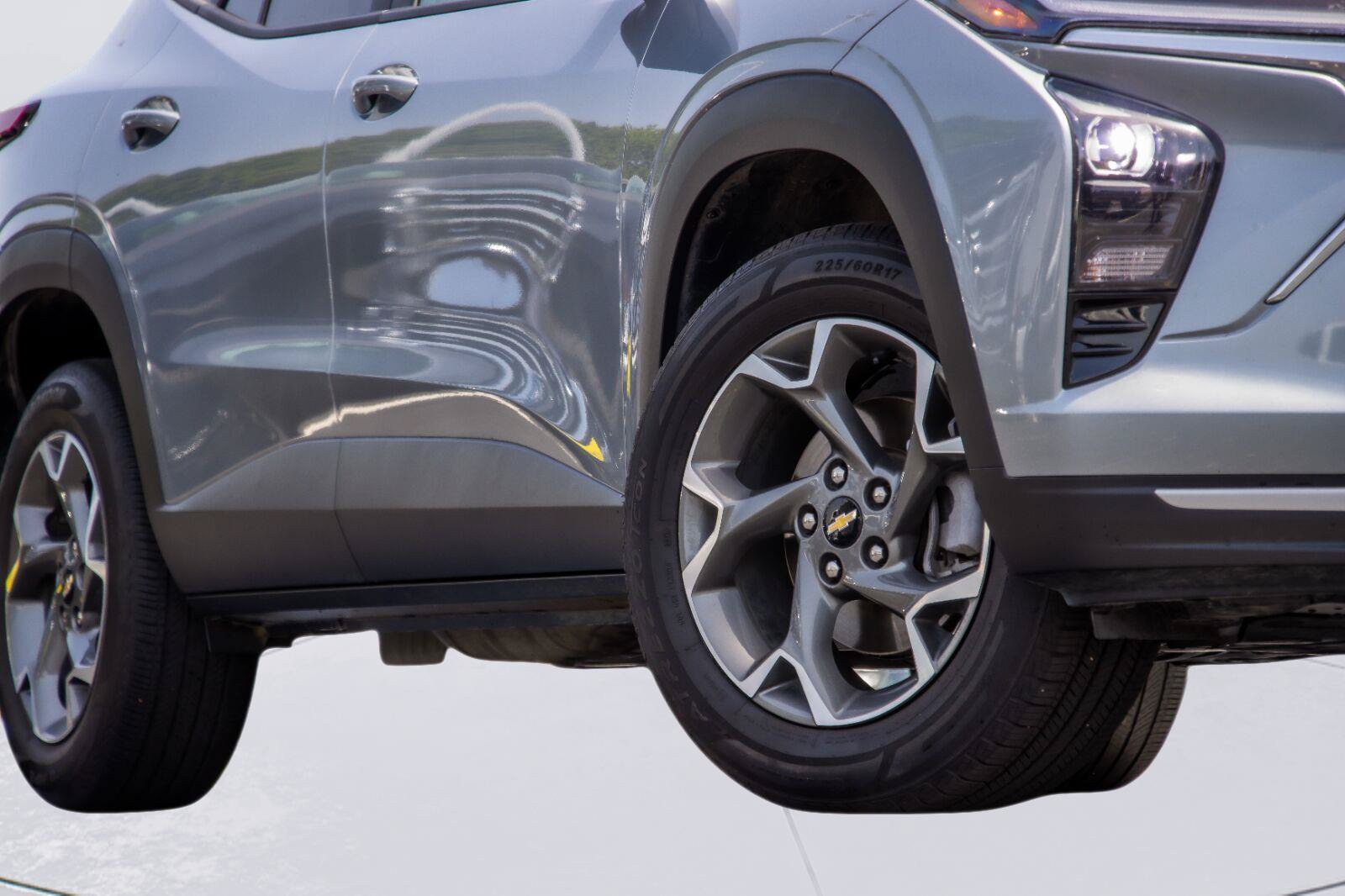 Used 2025 Chevrolet Trax LT FWD image 3