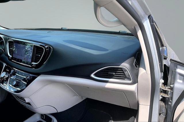 Used 2024 Chrysler Pacifica Touring-L FWD image 17
