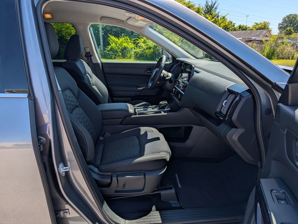 Used 2025 Nissan Pathfinder SV FWD image 21
