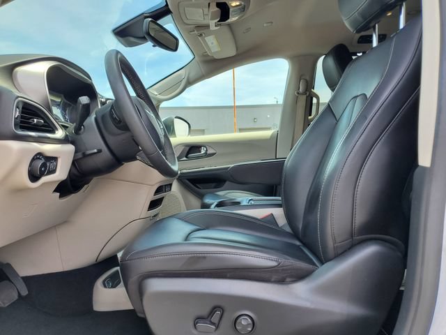 Used 2023 Chrysler Pacifica Touring-L FWD image 5