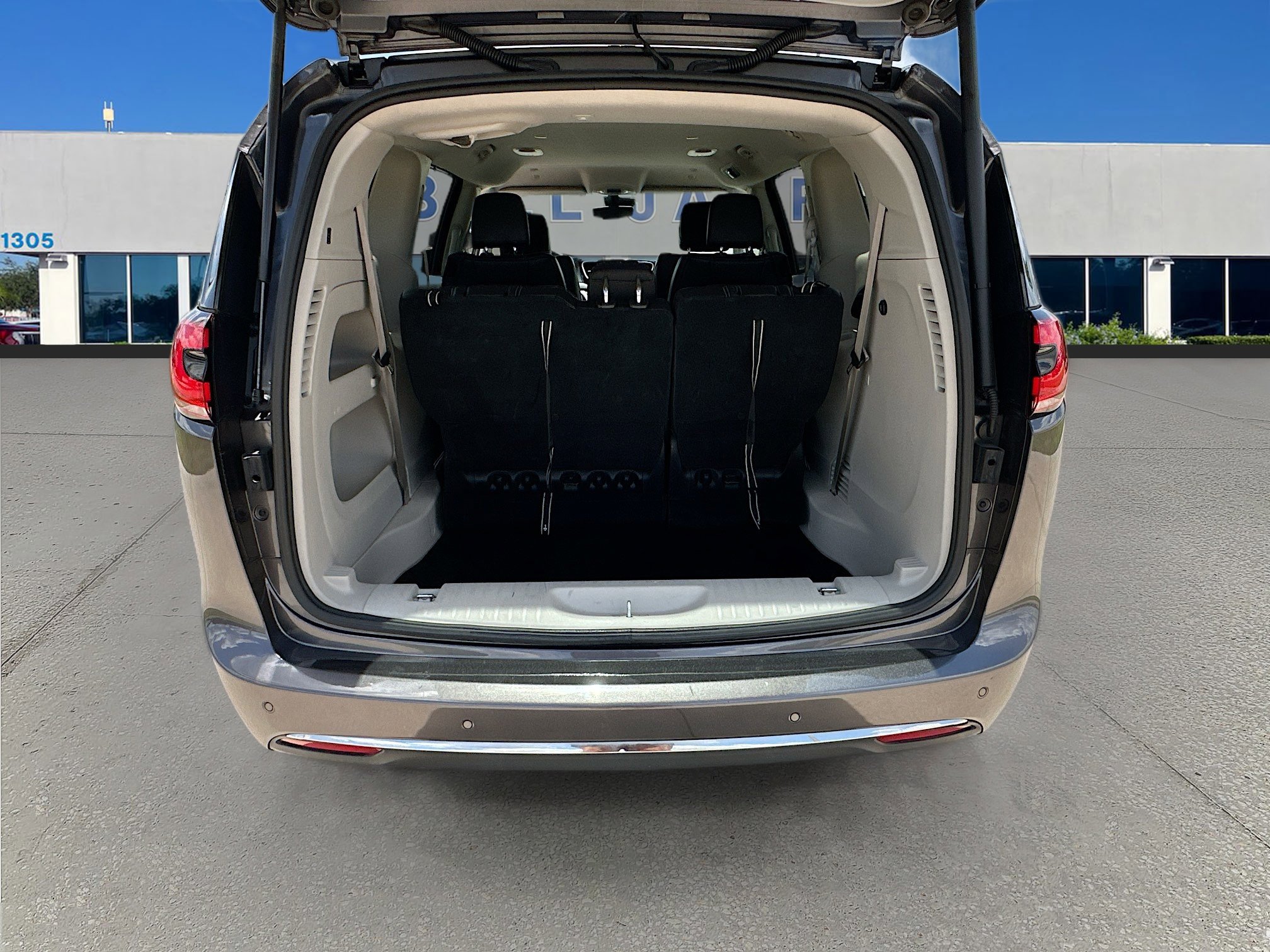 Used 2023 Chrysler Pacifica Touring-L FWD image 23