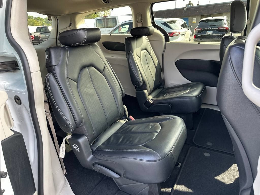 Used 2022 Chrysler Pacifica Touring-L FWD image 11