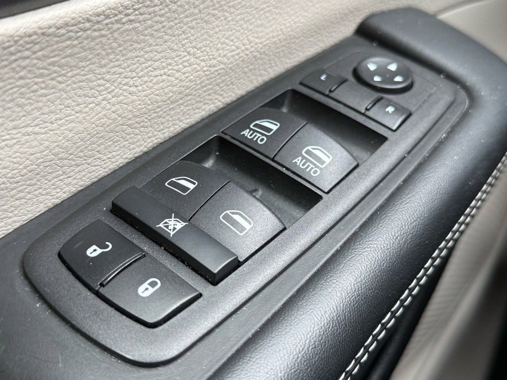 Used 2023 Chrysler Pacifica Touring-L image 17