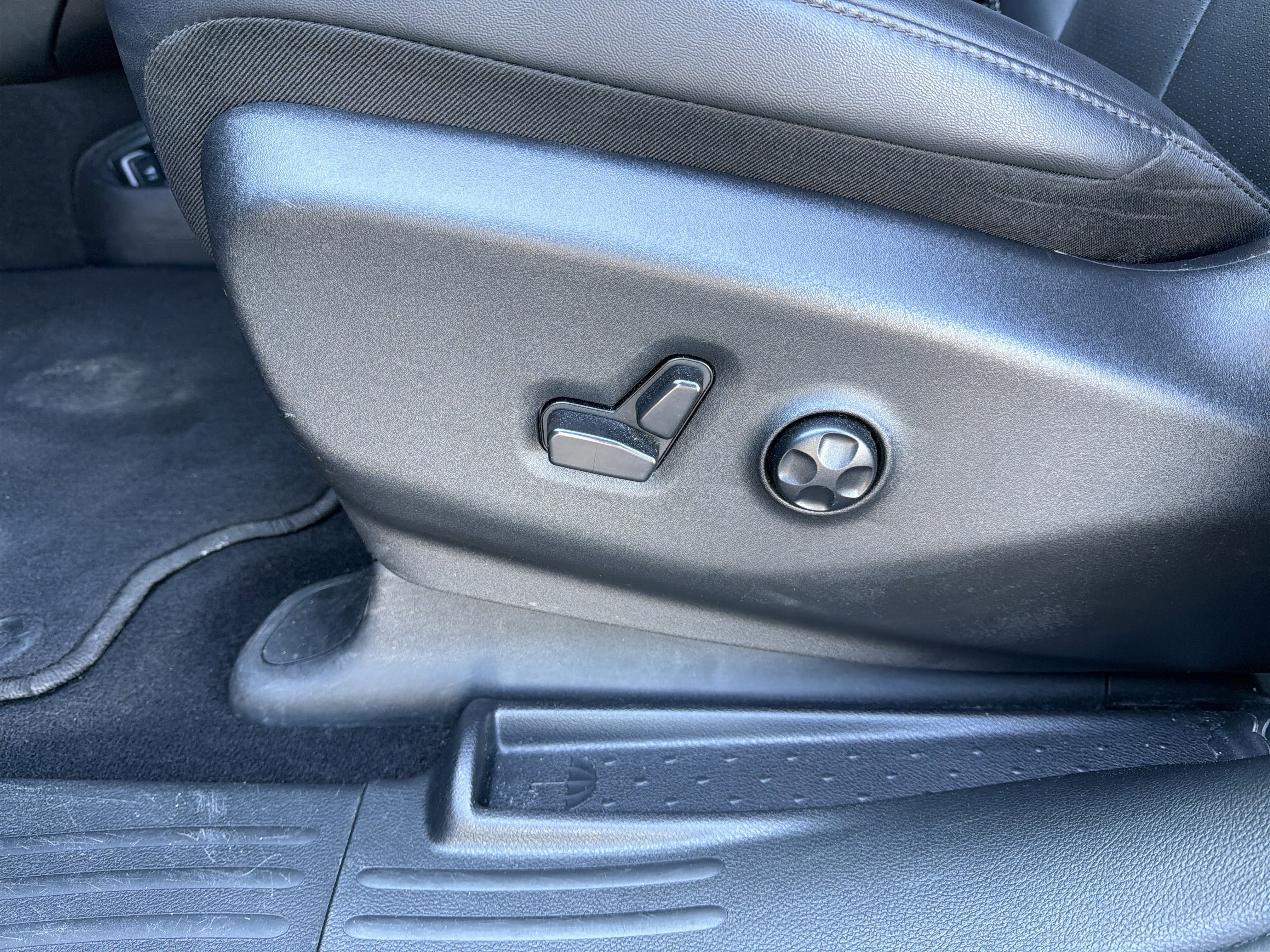 Used 2025 Chrysler Pacifica Select image 28