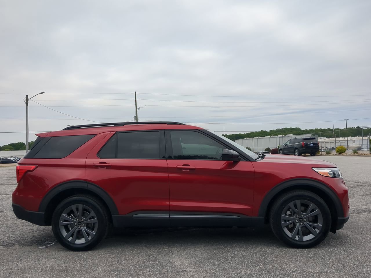 Certified 2022 Ford Explorer XLT w/ Equipment Group 202A AWD/4WD image 2