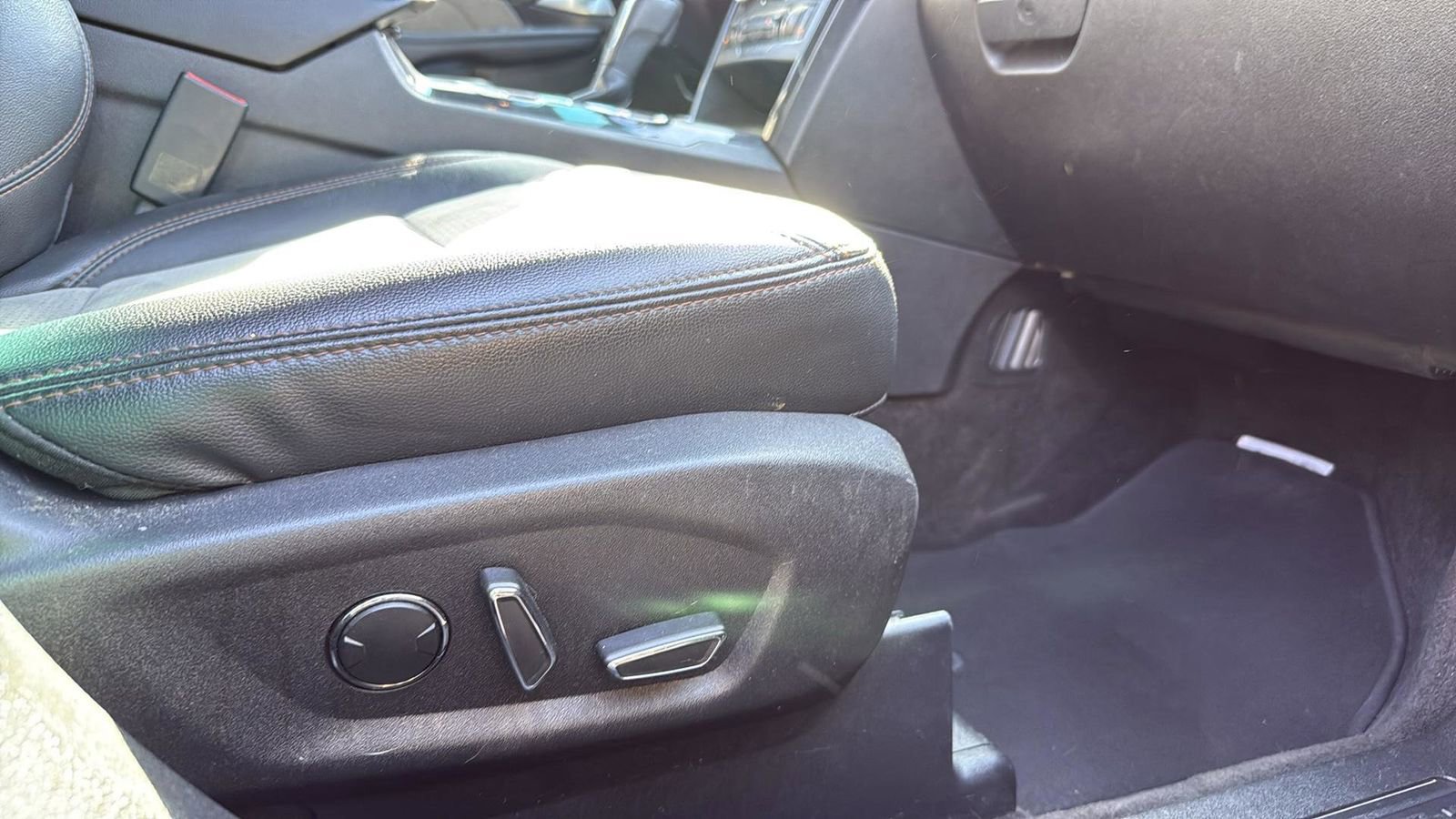 Certified 2017 Ford Explorer XLT w/ Equipment Group 202A image 25