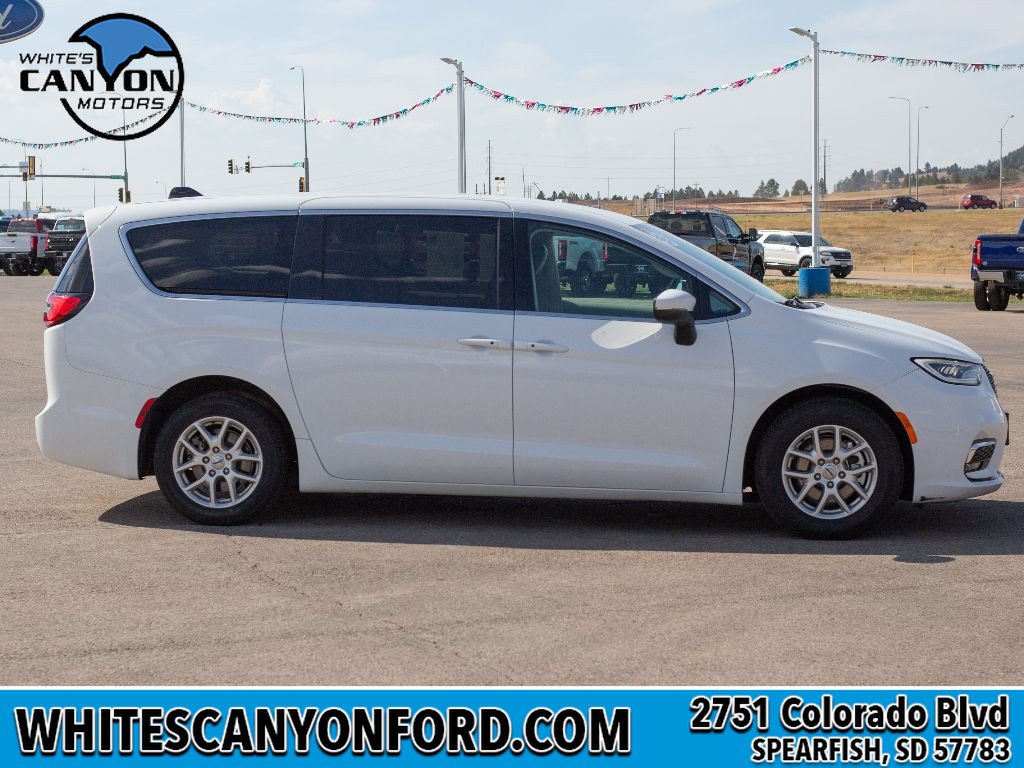 Used 2023 Chrysler Pacifica Touring-L FWD image 14