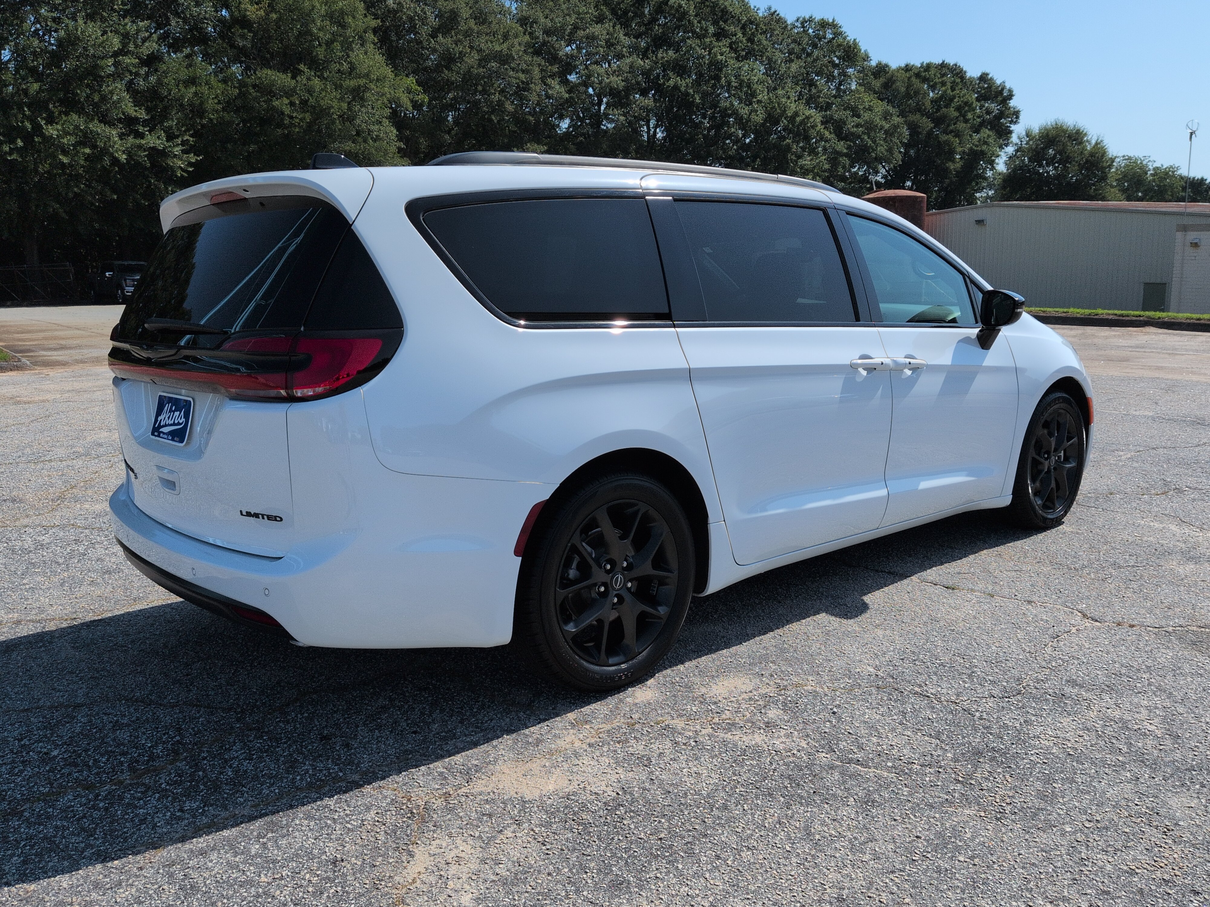 Used 2025 Chrysler Pacifica Limited FWD image 3