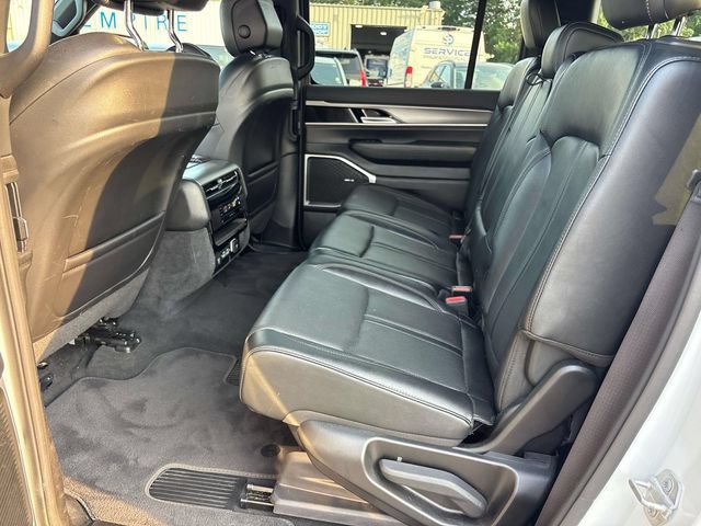 Used 2025 Jeep Wagoneer Series II w/ 8-Passenger Seating Package AWD/4WD image 11
