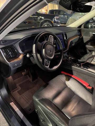 Used 2021 Volvo XC60 T5 Momentum w/ Protection Package Premier image 8