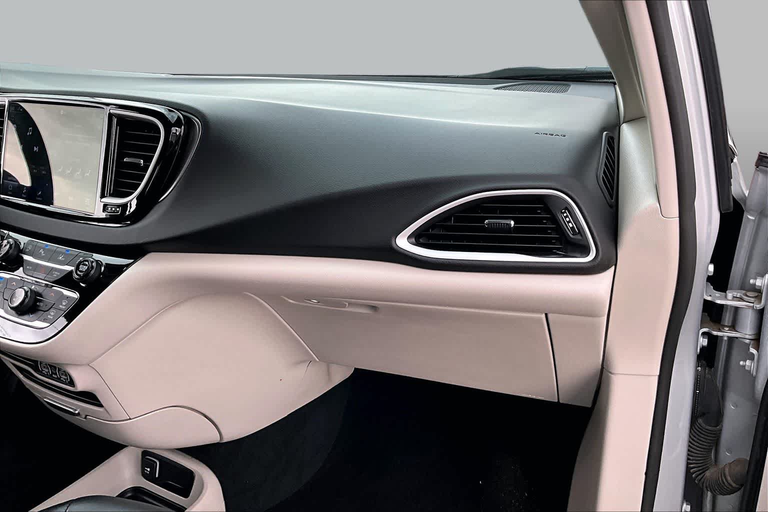 Used 2024 Chrysler Pacifica Touring-L FWD image 18