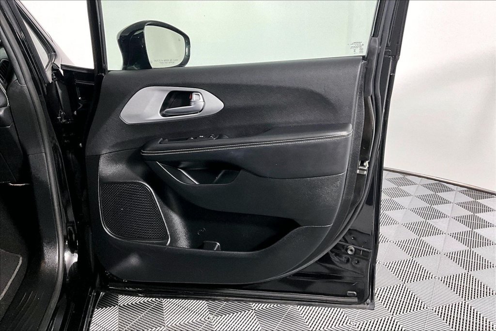Used 2025 Chrysler Pacifica Limited FWD image 24