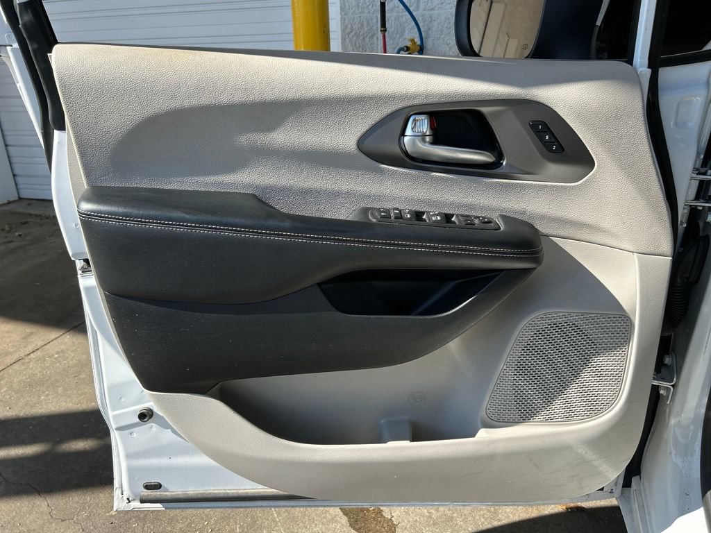 Used 2023 Chrysler Pacifica Touring-L image 9