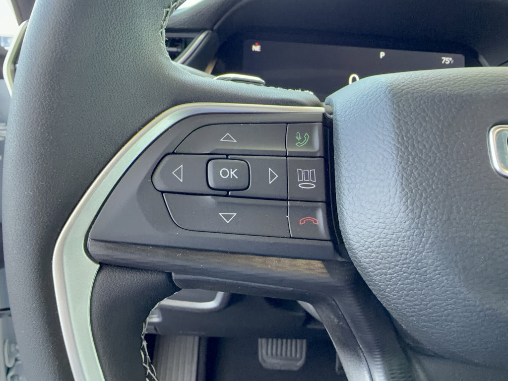 Used 2025 Jeep Grand Cherokee L Laredo image 28