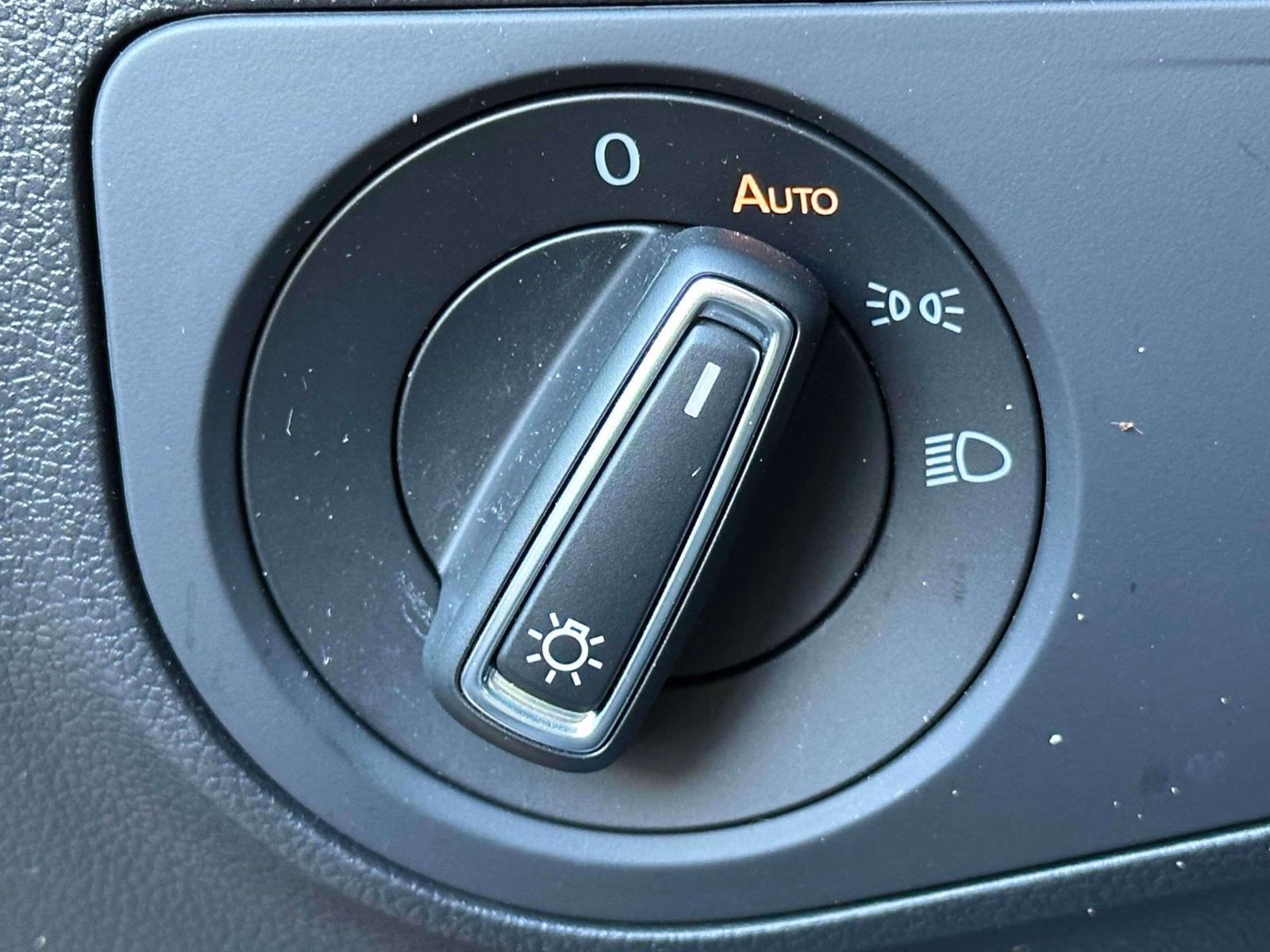 Used 2021 Volkswagen Tiguan SE w/ Panoramic Sunroof Package image 22