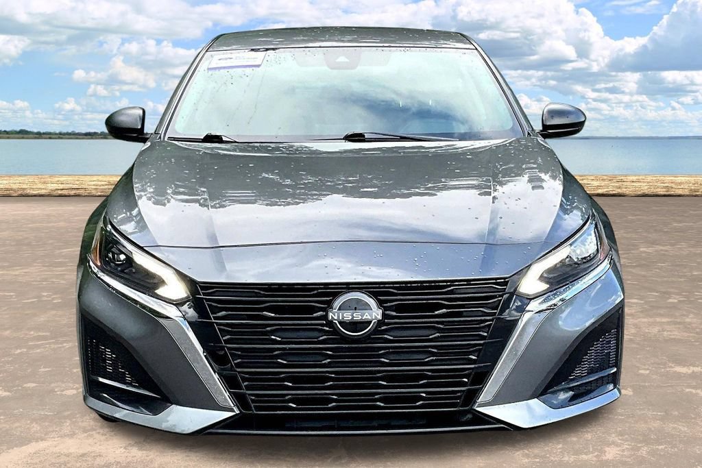 Used 2024 Nissan Altima 2.5 SV FWD image 2