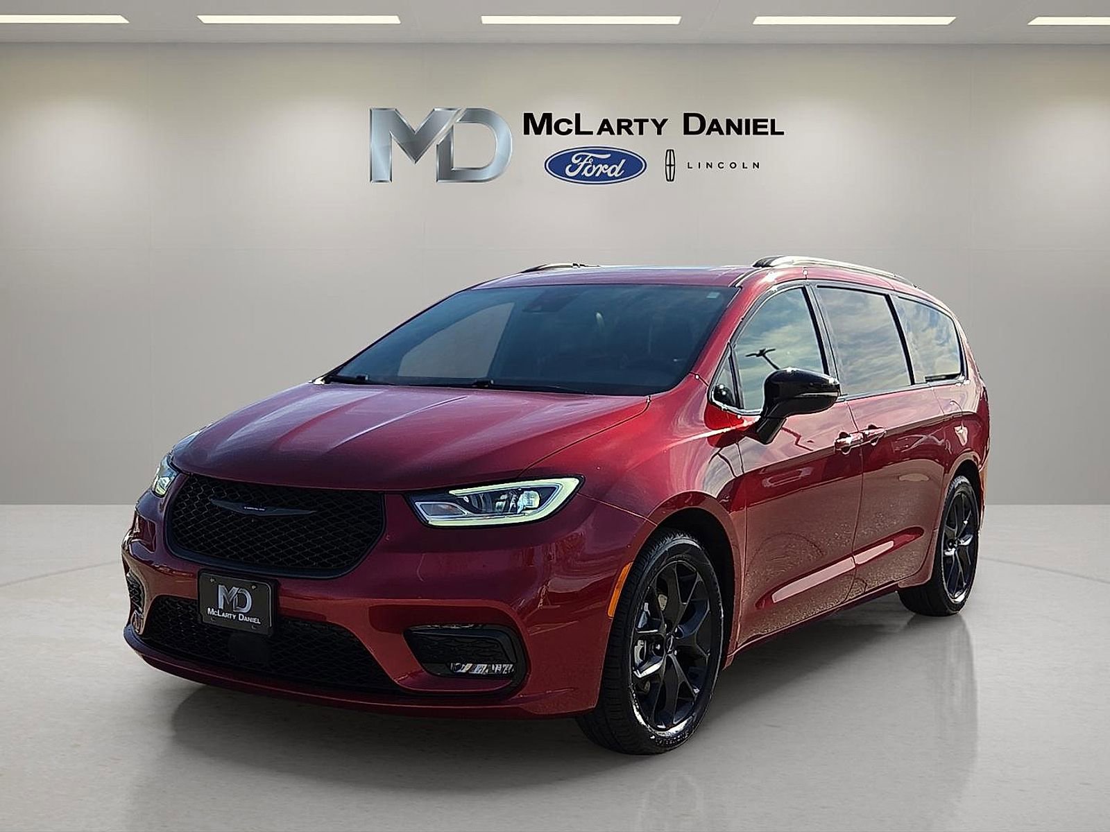 Used 2025 Chrysler Pacifica Limited image 2